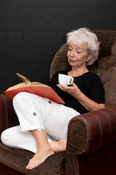 Elderly Beautiful Blonde Woman Years Old Reading Book Holding Cup — 图库照片