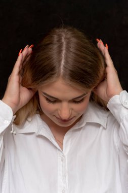 20-25 yaşlarında, uzun saçlı, esmer, güzel bir kızın portresi..