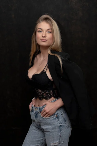 Hermosa Rubia Sexy Años Con Pelo Largo Jeans Rasgados Una — Foto de Stock