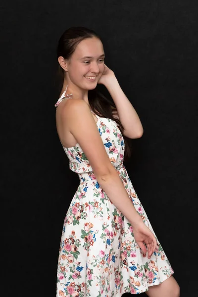 Šťastná Dospívající Dívka Letních Šatech Směje Tmavém Pozadí — Stock fotografie