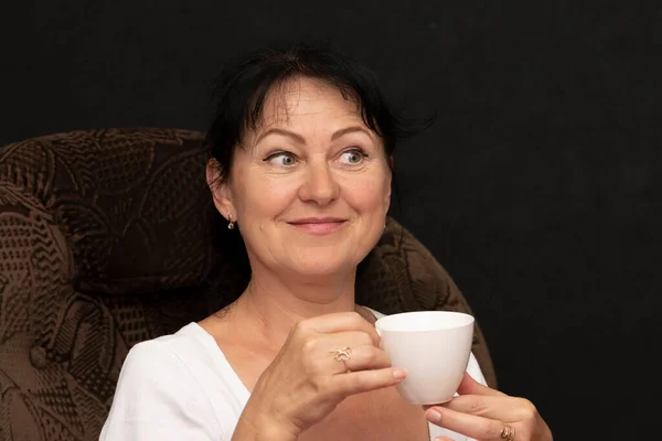 Пожилая Брюнетка Женщина Лет Белой Блузке Пьет Чай Белой Чашки — стоковое фото