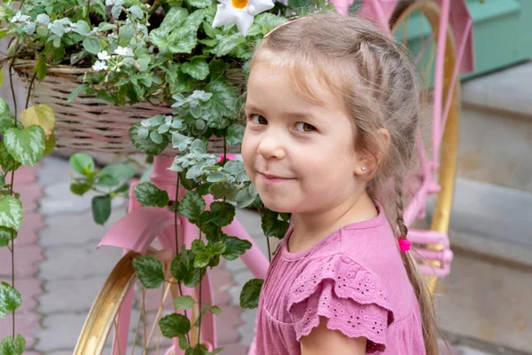 Emotional Street Portrait Happy Little Girl Background Flowers — Stockfoto