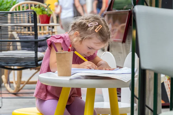 Street Portrait Beautiful Year Old Girl Drawing Colored Pencils Table — Fotografia de Stock