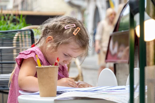 Street Portrait Beautiful Year Old Girl Drawing Colored Pencils Table — Fotografia de Stock