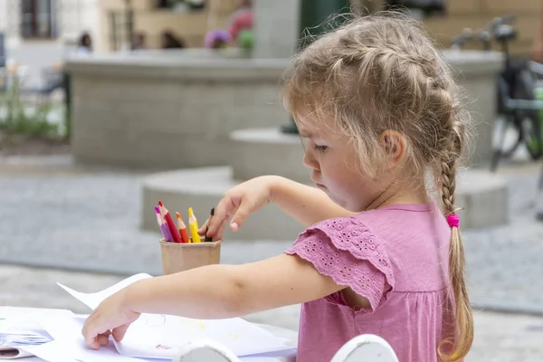 Street Portrait Little Girl Drawing Colored Pencils Table Outdoor Cafe — Fotografia de Stock