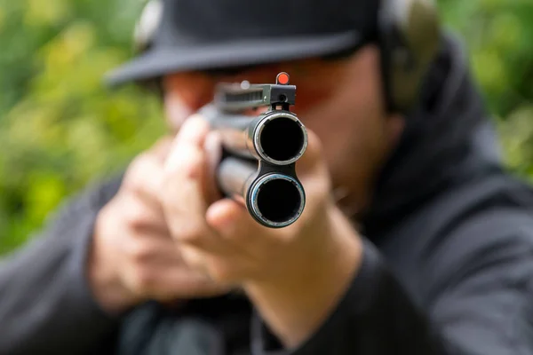 Male Shooter Aims Sporting Double Barreled Hunting Rifle Target Shooting — Φωτογραφία Αρχείου