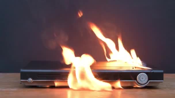 Dvd Плеер Зажигается Горит Столе Вспыхивает Пожар Воспламеняется Электропроводка Квартире — стоковое видео