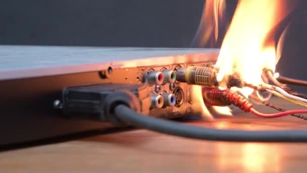 Dvd Player Sparks Burns Table Room Electrical Wiring Fire Fire — Stockvideo