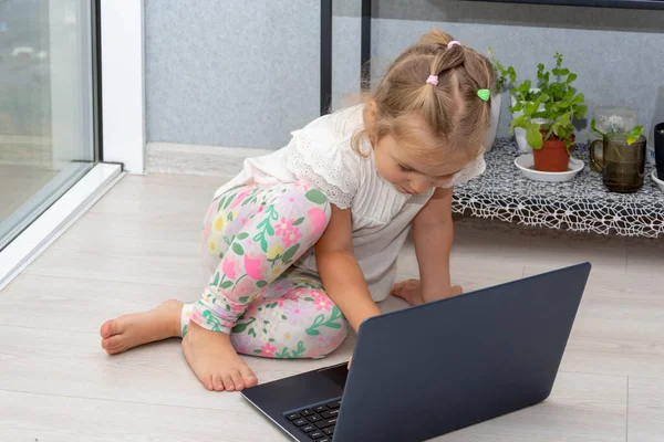 Little Girl Typing Laptop While Sitting Floor — Stockfoto