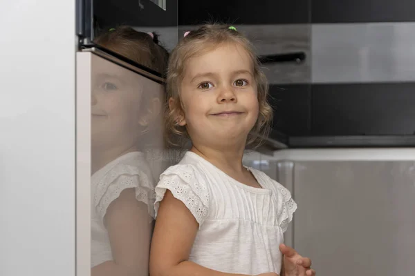 Portrait Year Old Girl Blurry Kitchen Background — Stock fotografie