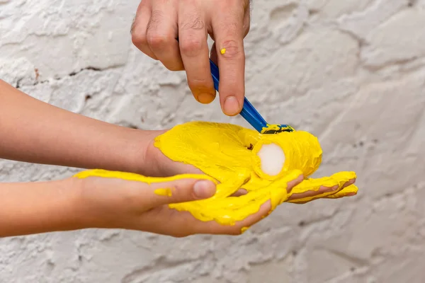 Hand Painted Yellow Roller — Fotografia de Stock