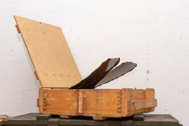 An open box with cartridges stands on a green box with weapons, open zinc containers. The text in Russian is the type of ammunition, caliber, type of projectile, quantity and weight.