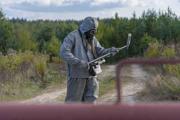 Ένας Στρατιωτικός Χημική Προστασία Και Μάσκα Αερίων Μετρά Επίπεδο Ακτινοβολίας — Φωτογραφία Αρχείου