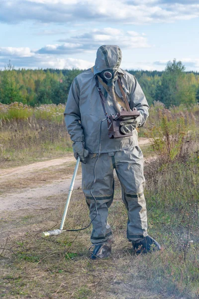 Militare Protezione Chimica Una Maschera Antigas Misurano Livello Delle Radiazioni — Foto Stock