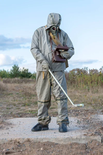 Military Man Chemical Protection Gas Mask Measures Radiation Level Dosimeter — Stock Photo, Image