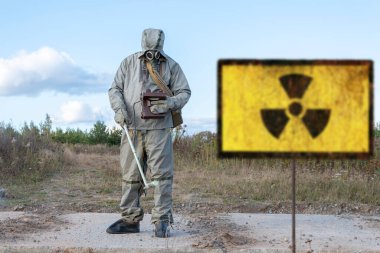 Askeri kimyasal keşifler radyasyon seviyesini ölçer, radyasyon tehlikesinin eski yapısını, hastalıklı doğanın arka planıyla karşılaştırır..