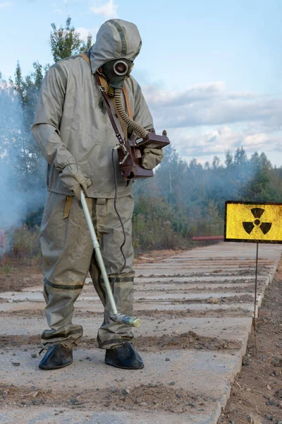 Military Man Chemical Protection Suit Gas Mask Measures Radiation Level — Stock Photo, Image