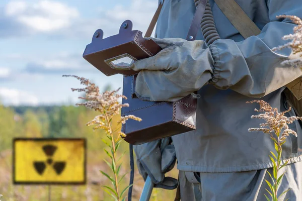 Military Man Chemical Protection Gas Mask Measures Radiation Level Dosimeter — Stock Photo, Image