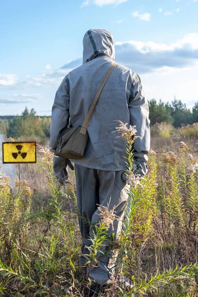Vojenský Muž Chemické Ochraně Plynové Masce Měří Úroveň Radiace Pomocí — Stock fotografie