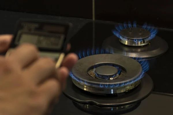 Brännarna Gasspis Brinner Med Blå Låga Mannen Räknaren Beräknar Kostnaden — Stockfoto