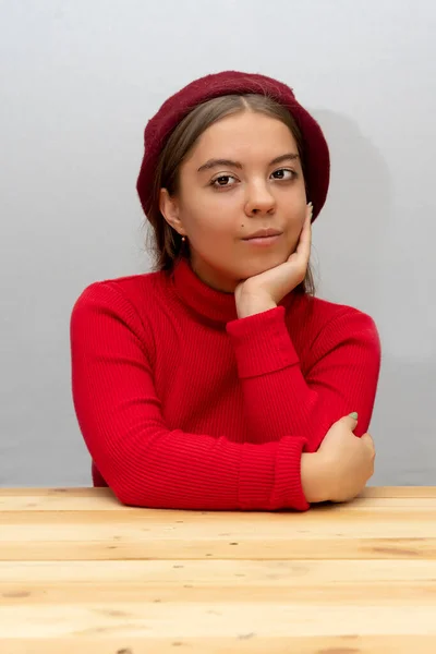 Retrato Del Estudio Una Joven Sonriente Sentada Una Mesa Madera — Foto de Stock