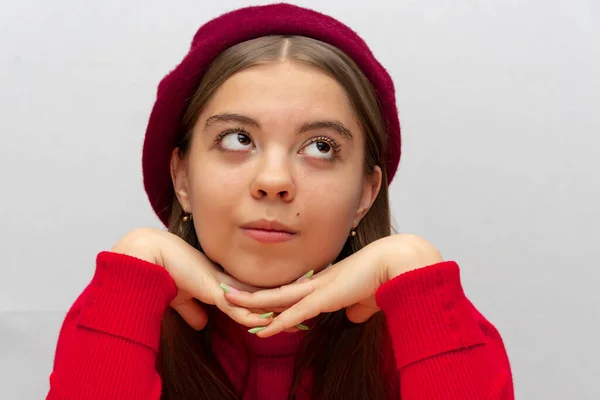 Retrato Una Joven Una Boina Suéter Rojo Sobre Fondo Claro Imagen de stock