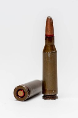 Kalaşnikov, 5.45 kalibrelik, beyaz arka planda denge merkezli tüfek mermileri kullanıyor. Kavram: Ukrayna 'da yasaklanmış geniş çaplı mermiler, askeri mühimmat, askeri harekat.