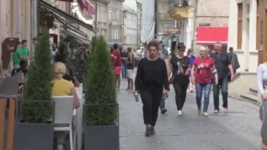 Şehirde dolaşan kalabalıklar, yazlık açık hava kafelerde oturan turistler, bir Avrupa şehrinin yayalık alanı, savaştan önceki hayat; Ukrayna, Lviv, 20 Temmuz 2021.