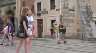 Şehirde dolaşan kalabalıklar, yazlık açık hava kafelerde oturan turistler, bir Avrupa şehrinin yayalık alanı, savaştan önceki hayat; Ukrayna, Lviv, 20 Temmuz 2021.