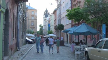 Şehirde dolaşan kalabalıklar, yazlık açık hava kafelerde oturan turistler, bir Avrupa şehrinin yayalık alanı, savaştan önceki hayat; Ukrayna, Lviv, 20 Temmuz 2021.