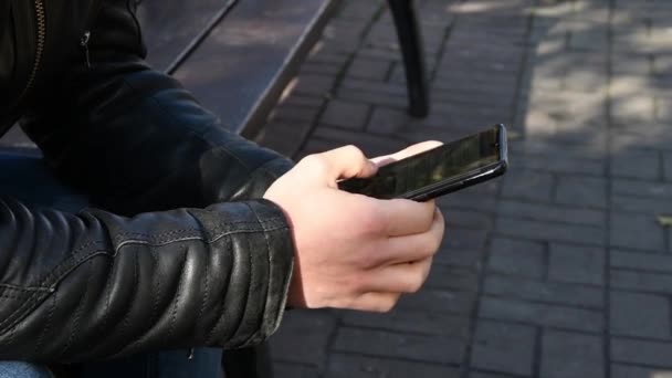 Мужчина Печатает Своем Смартфоне Просматривает Социальные Сети Набирает Номер — стоковое видео