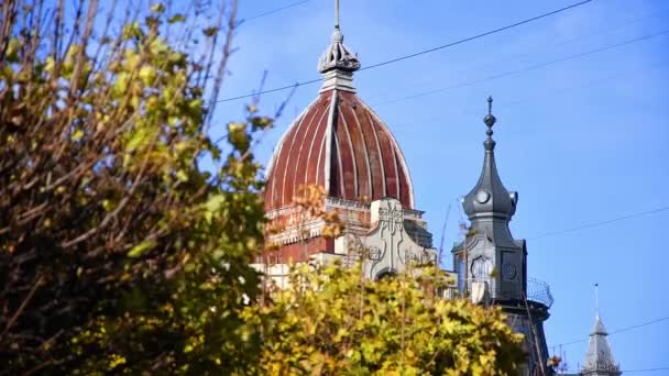 Die Kuppel Eines Europäischen Architekturgebäudes Vor Dem Hintergrund Herbstlicher Bäume — Stockvideo