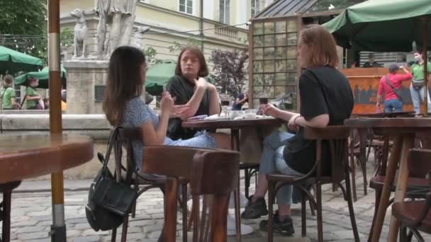 Crowds People Walking City Tourists Sitting Summer Outdoor Cafes Pedestrian — Stock Video