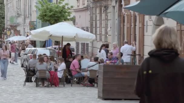 Davy Lidí Procházející Městě Turisté Sedí Letních Venkovních Kaváren Pěší — Stock video
