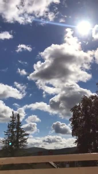 Lapso Tiempo Nubes Blancas Flotando Rápidamente Través Del Cielo Azul — Vídeos de Stock