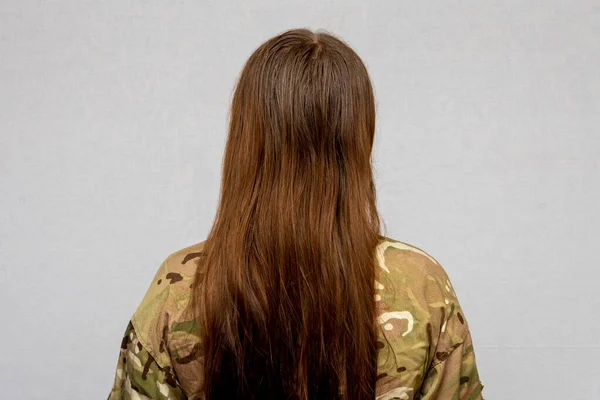 Portrét Dívky Vojenské Uniformě Lehkém Pozadí Ustupující Dlouhé Vlasy Rozpuštěné — Stock fotografie