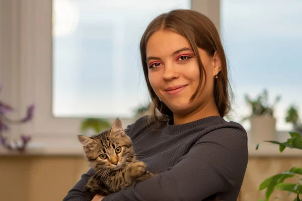 Yaşlarındaki Mutlu Bir Kızın Portresi Pencerenin Arka Planında Uzun Siyah — Stok fotoğraf