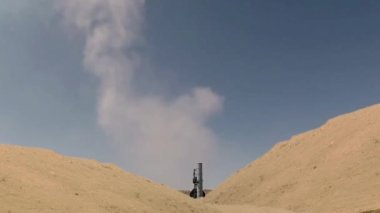 Füzenin fırlatılıp fırlatılması ve fırlatılması, karadan havaya füzeler, duman ve ateş. Kavram: Nükleer saldırı, Ukrayna 'da savaş, Rus stratejik silahları.