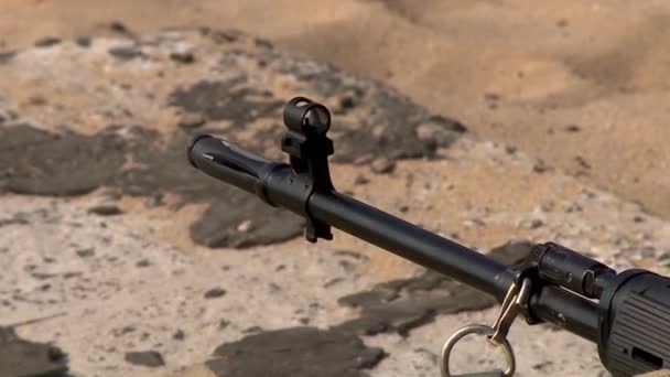 Sniper Ment Vise Avec Fusil Sniper Tire Sur Cible Fait — Video