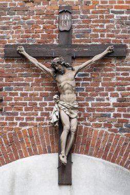 Tapınağın girişinde çarmıha gerilmiş İsa 'nın duvar heykeli; Ukrayna, Lviv, 20 Temmuz 2021