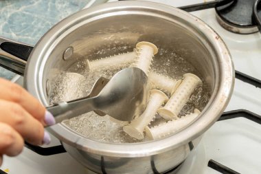 Plastik bigudiler kaynar suda ısıtılır.