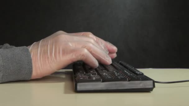 Man Medicinska Handskar Skriver Ett Tangentbord Mörk Bakgrund Närbild Koncept — Stockvideo