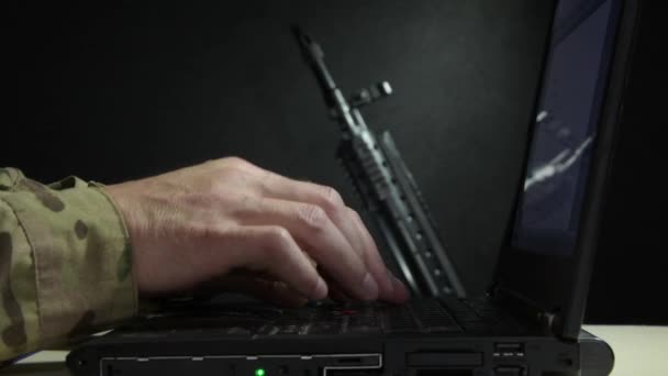 Zbliżenie Rąk Wojskowego Wpisywanie Klawiaturze Laptopa Tle Karabinu Wojskowego Ciemny — Wideo stockowe