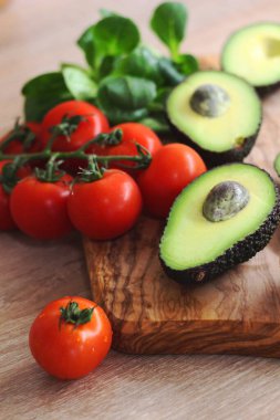 Avokado ve domatesli taze salata