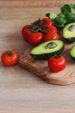 Avokado ve domatesli taze salata