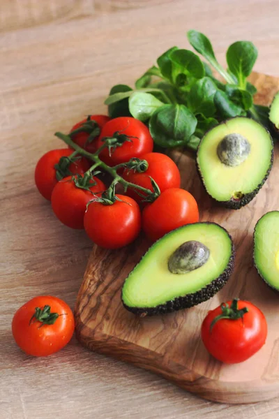 Avokado ve domatesli taze salata