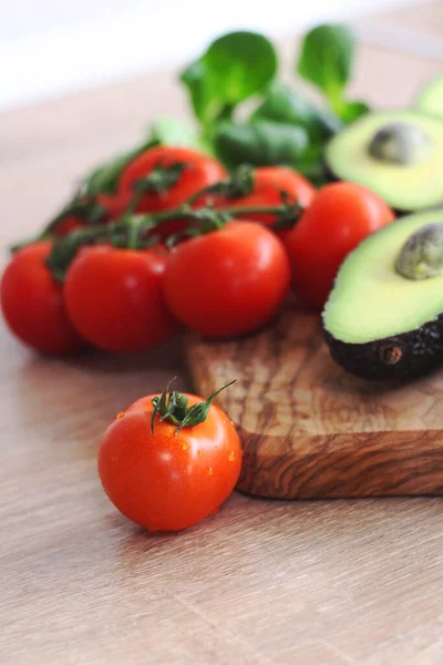 Avokado ve domatesli taze salata