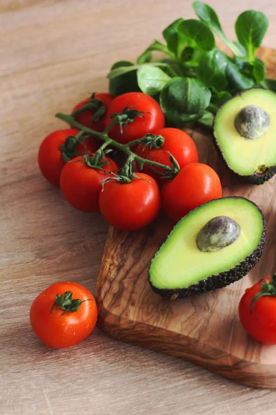 Avokado ve domatesli taze salata