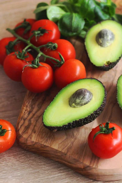 Avokado ve domatesli taze salata