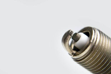 Oto Servisi. gri arka plan üzerinde taşımacılık oto yedek parçası olarak yeni araba buji.